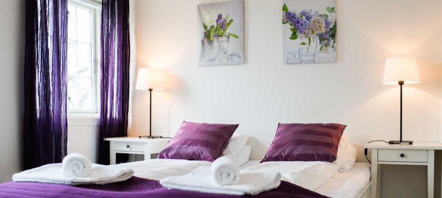 I bor på hyggelige, renoverede værelser som giver jer god komfort under opholdet.