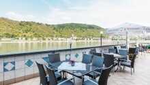 Når vejret er godt kan I nyde måltidet og drikkevarer på hotellets terrasse, hvorfra der er udsigt over Rhinen.