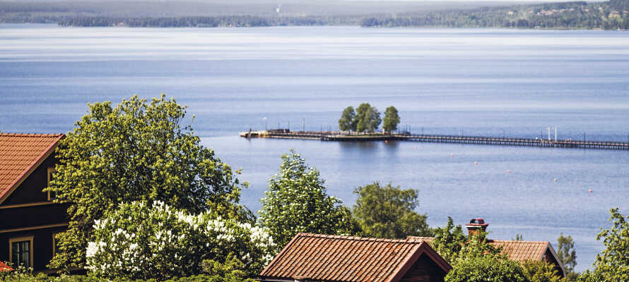 Från hotellet bjuds ni på en fin utsikt över Siljan där ni kan njuta av sol och bad under somrarna.