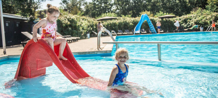 Opholdet inkluderer gratis adgang til den opvarmede udendørs swimmingpool, som er åben i sommerperioden s om er åben i perioden 1/6 – 31/8.