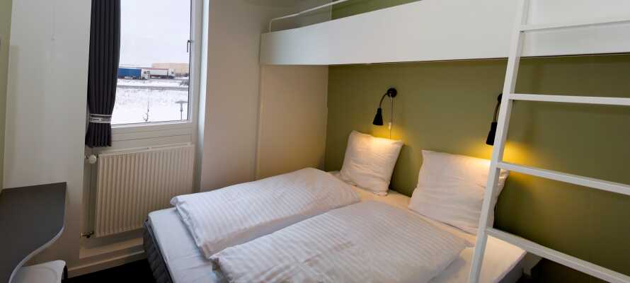 I bor på pæne, rene, enkle og komfortable værelser som tilbyder plads til op til fem personer.