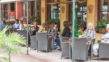 På den store terrasse kan I nyde kaffen og aftenmåltidet når vejret er til det.