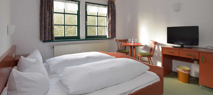 Hotellet har 42 hyggelige og komfortable værelser, hvoraf nogle har egen balkon med udsigt.