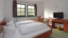 Hotellets værelser er indrettet i en nyere tilbygning, og tilbyder komfortable rammer for jeres ophold.