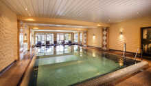 Hotellets wellnessafdeling byder på to indendørs swimmingpools, saunaer, dampbad og afslapningsrum.
