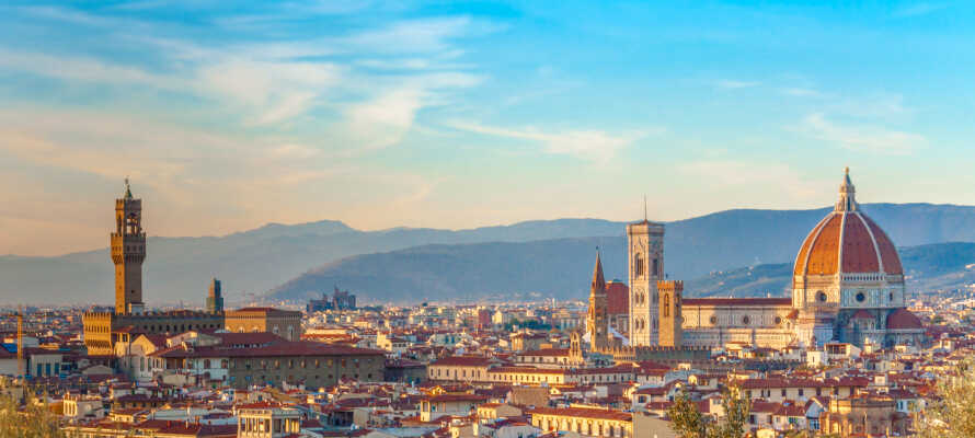 Beliggenheden giver jer alletiders mulighed for at udforske de omkringliggende byer Pisa, Lucca og ikke mindst Firenze.