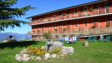 Hotel Belvedere ligger ed Monte Baldo, i San Zeno di Montagna, og har egen have og terrasse hvor I kan nyde solen.