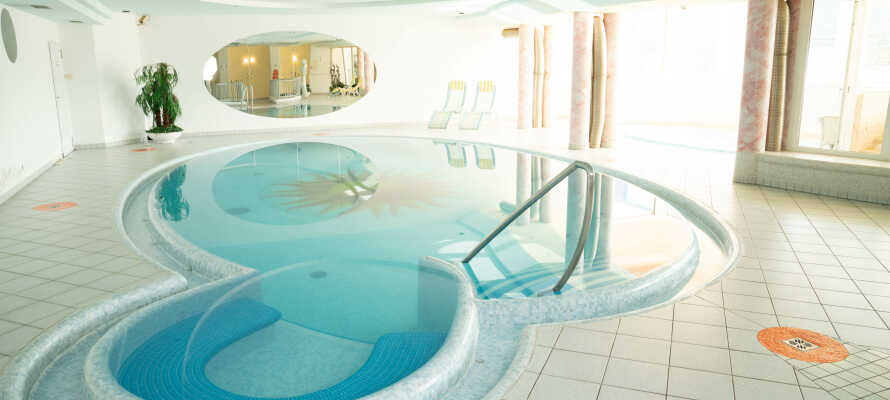 Slap af i hotellets smukke wellnessområde med sauna og pool.