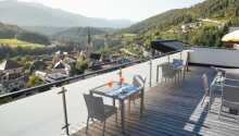 Hotellet ligger over Mühlbach, og tilbyder en fantastisk udsigt.