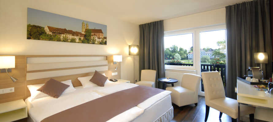 I bor på hyggelige og komfortable værelser, som enten har udsigt mod byen eller mod Rhinen, og nogle har også balkon.