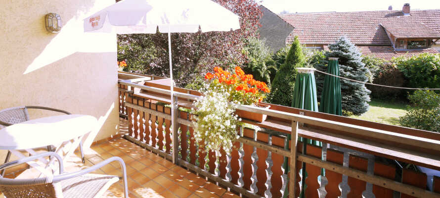De fleste værelser har egen balkon eller terrasse med udsigt over haven.