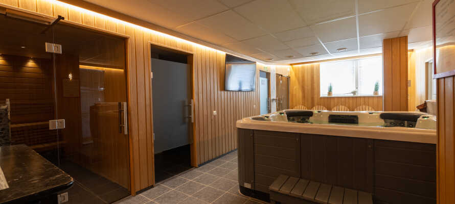 Efter en oplevelsesrig dag har I mulighed for at slappe af i saunaen eller boblebadet på hotellet.