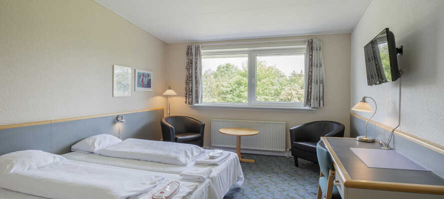 Slap af på hotellets rummelige værelser efter en oplevelsesrig dag på Fyn