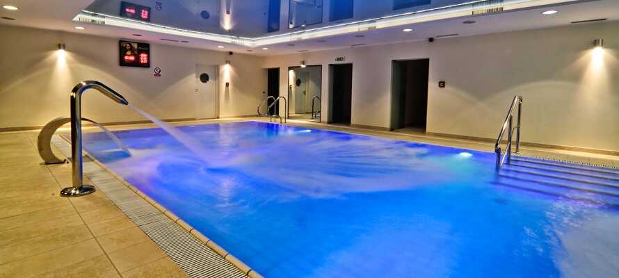 Under opholdet kan I slappe af i hotellets wellnessområde som bl.a. byder på indendørs pool, boblebad, vandfald og saunaer.