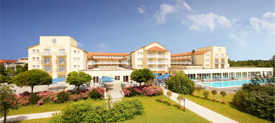Dette elegante Dorint-hotel i Bayern, ligger direkte ved en golfbane og har en terrasse med udsigt over banen.