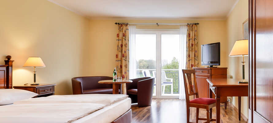 Vælg mellem tre forskellige værelsestyper; comfort, superior og deluxe med balkon og udsigt mod golfbanen.