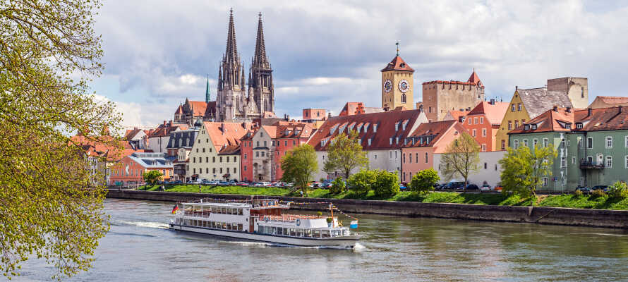 Tag på spændende udflugter og besøg f.eks. Donaudurchbruch, Weltenburg-klostret eller den UNESCO-listede by, Regensburg.