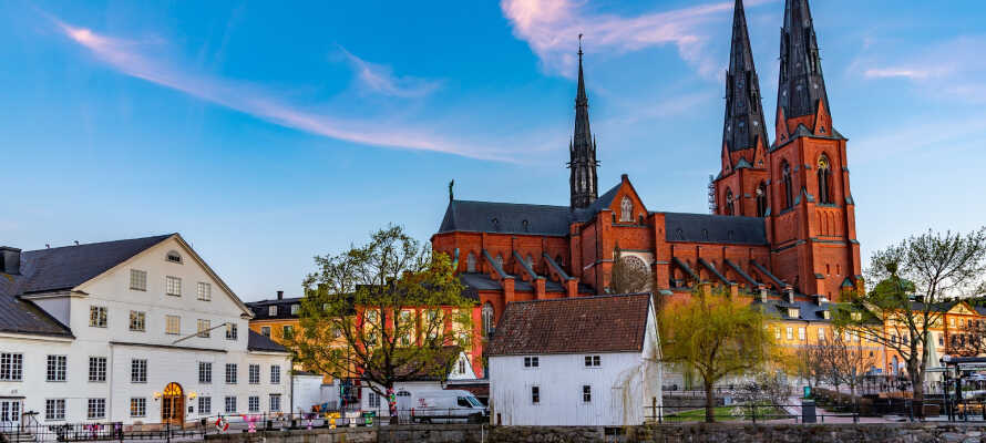 Uppsala Domkirke ligger i gåafstand fra hotellet.
