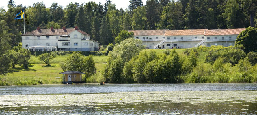 Hotellet er smukt beliggende ved søen Mälaren, lige ved siden af kysten.