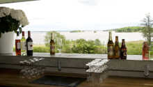 I restauranten har du en fantastisk udsigt over søen Mälaren.