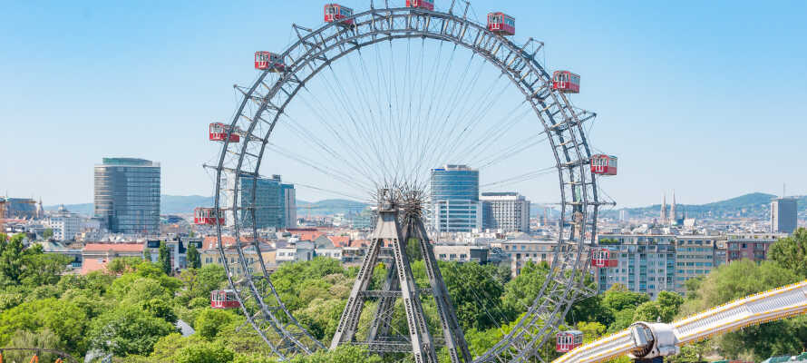 Tag en tur og nyd udsigten fra 60 meters højde, i det historiske pariserhjul, Wiener Riesenrad, som stammer helt tilbage fra 1897.