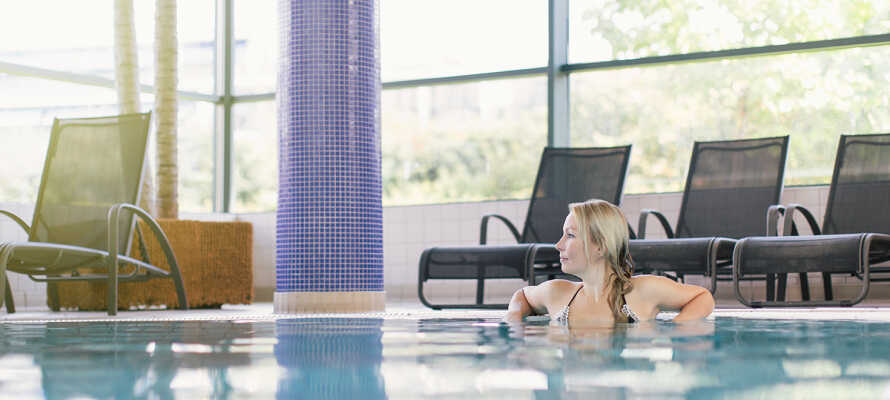 Med både en indendørs swimmingpool og boblebad er der gode muligheder for at slappe af og nyde ferien.