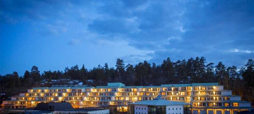 Beläget mitt emellan de trevliga städerna Karlshamn och Karlskrona, är hotellet idealiskt för en sommarsemester med bil!