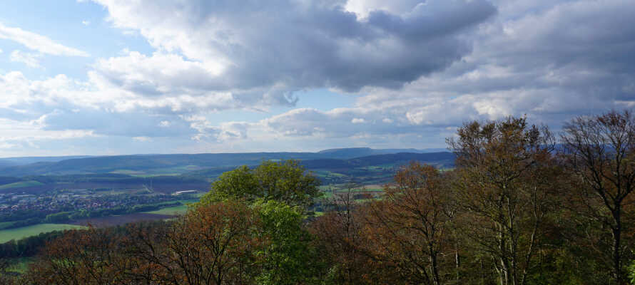 Oplev den fantastiske udsigt over landskaberne fra det nærliggende ’Himmelbergturm’.