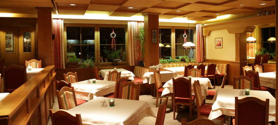 Hotellets restaurant byder på regionale specialiteter, og aftensmaden inkluderer en gratis drikkevare.