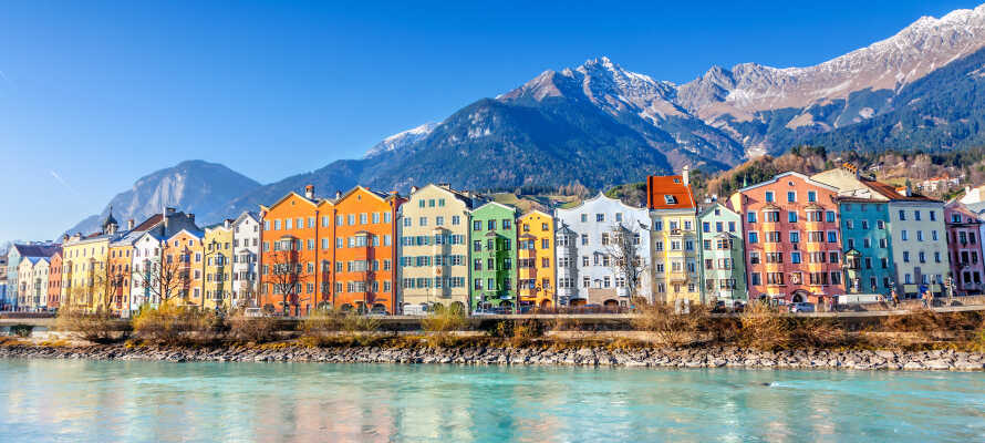 Det kulturelle centrum i Tyrols hovedby, Innsbruck, ligger bare omkring en times kørsel fra hotellet.