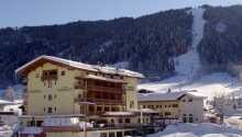 Hotellet ligger direkte ved bjergbanen, hvilket gør det perfekt for både skiture om vinteren og vandreture resten af året.