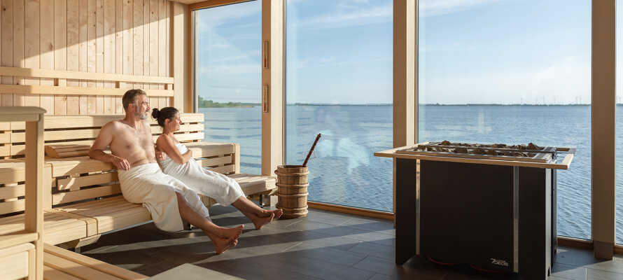 Hop en tur i den herlige panoramiske sauna på vandet, og nyd en skøn udsigt over søen.
