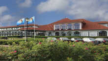 Hotellet ligger omgivet af en dejlig have, og tilbyder høj komfort og kvalitet.