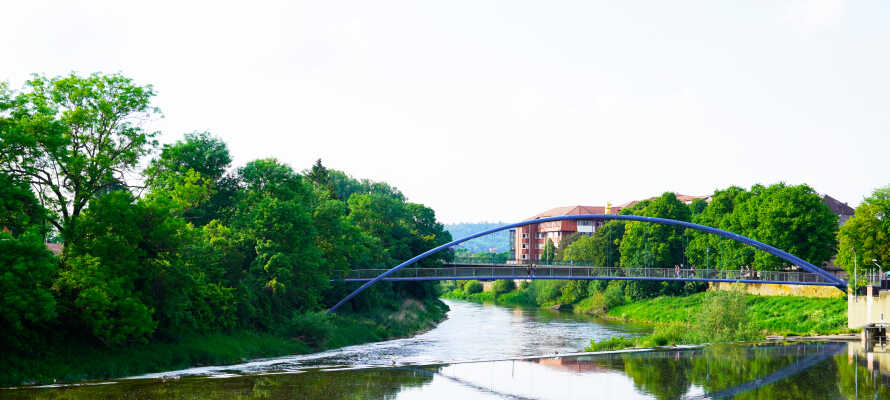 Byens placering nær Weser-floden gør det oplagt at nyde slentreture langs bredden, eller tage en bådtur på floden og se byen fra en unik vinkel.