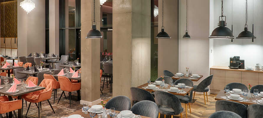 Om aftenen serveres retter af høj kvalitet i hotellets stilfulde restaurant.