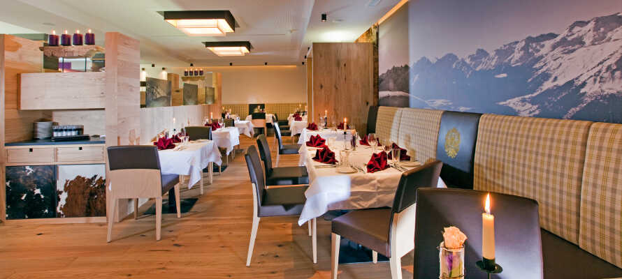 Nyd lækre regionale og internationale gourmet-specialiteter i hotellets moderne restaurant.