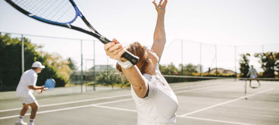 Som gæster på Hotel Park kan I gratis spille tennis på den offentlige tennisbane.