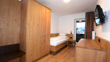 Der er både enkeltværelser og dobbeltværelser til rådighed, og dobbeltværelserne kan bookes med en ekstra opredning.