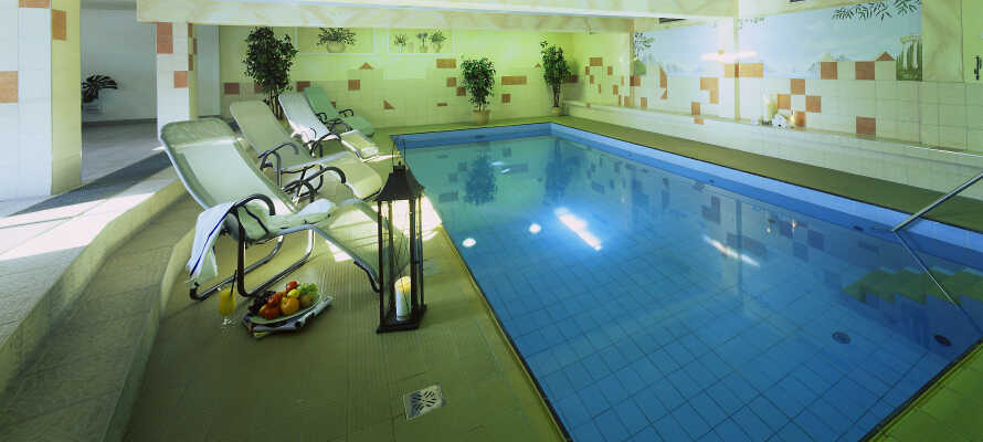 På Alpenhotel Ramsauerhof venter en 10 x 4 meter stor indendørs swimmingpool.