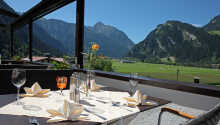 Fra hotellets restaurant er der en skøn udsigt mod alperne.