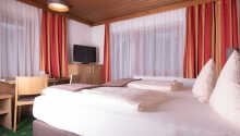 De hyggelige og komfortable værelser indbyder til afslappende stunder.