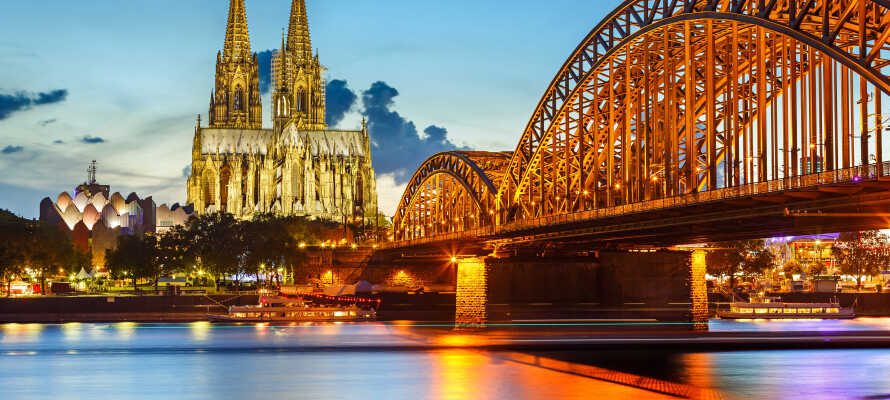 ’Hohenzollernbrücke’ er også et af storbyen ved Rhinens vartegn.