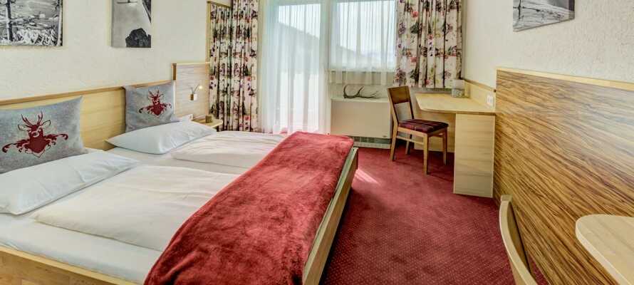 Hotellets værelser har en hyggelig og alpin indretning.