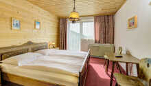Hotellets værelser er indrettet i en moderne alpin stil.
