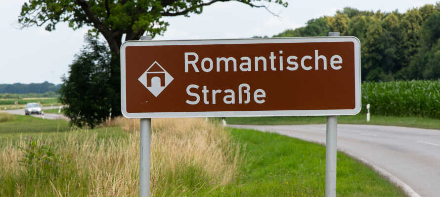 Den romantiske vej, en af de mest populære turistveje i Tyskland, og løber fra hoveddalen via Augsburg til Füssen.