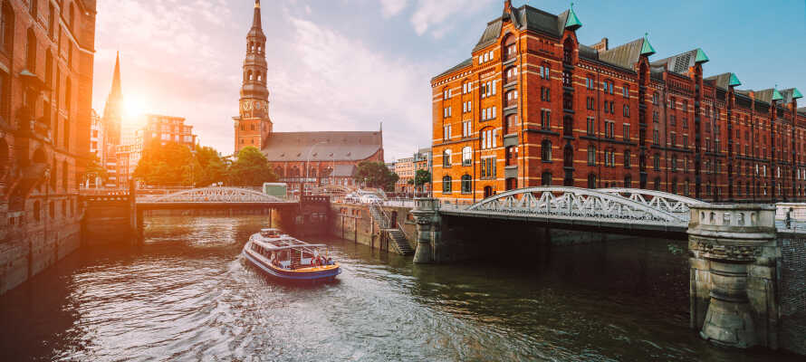 En bådtur gennem Speicherstadt er et must under en byferie i Hamburg.