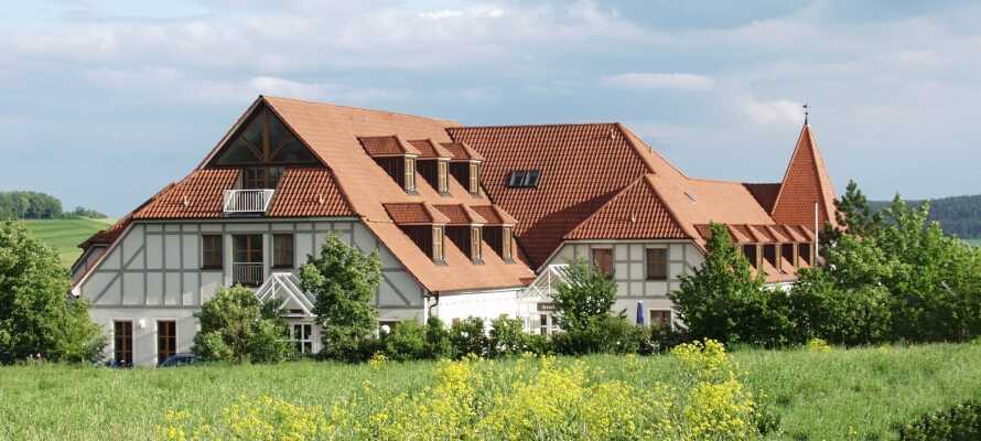 Hotellet ligger i udkanten af landsbyen og tilbyder en fantastisk udsigt over Rhön.