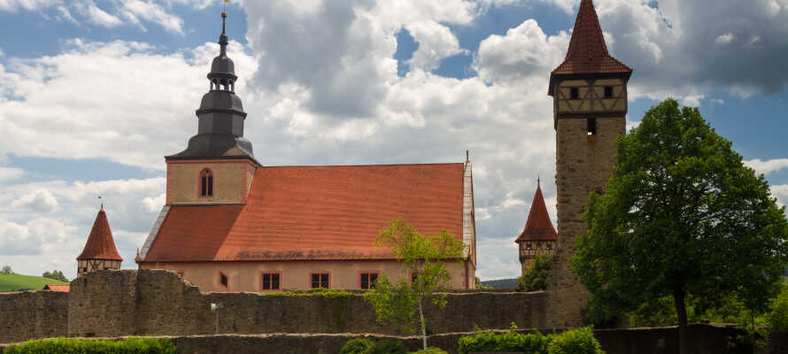 Besøg de mange seværdigheder i regionen, f.eks. den befæstede kirke Ostheim.