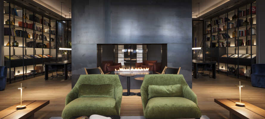 Sid ned i hotellets lounge, 'The Library', som er elegant og komfortabelt indrettet.