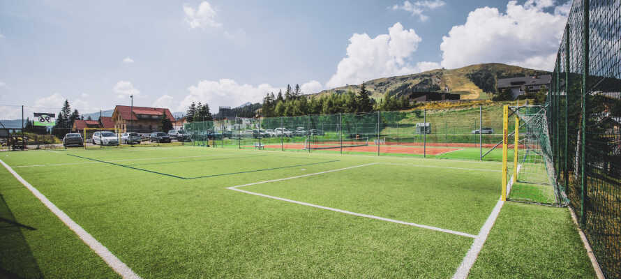 Under opholdet på Hotel Basekamp kan I bl.a. dyrke boldsport såsom fodbold, tennis og beachvolley.